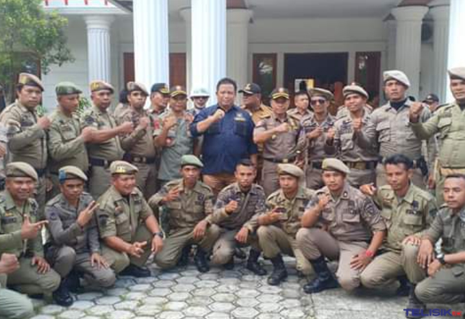 Bupati Muna, LM Rusman Emba memeriksa pasukan Sat Pol PP.  Foto : Naryo/Telisik